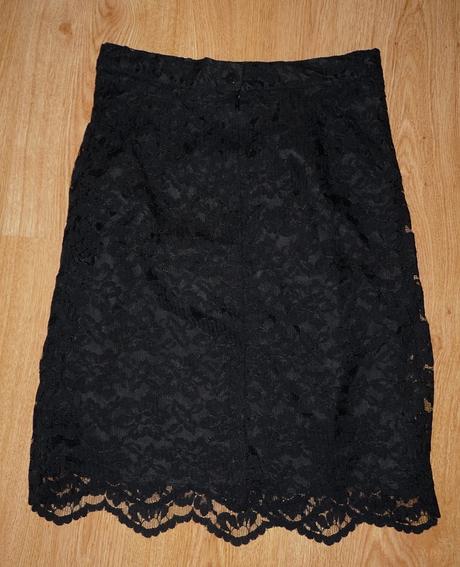 Čipkovaná sukňa, 36