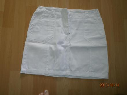 Bielu , malo nosenú minisukňu, m