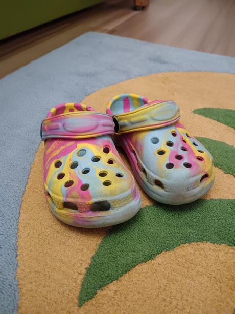Crocs, 24