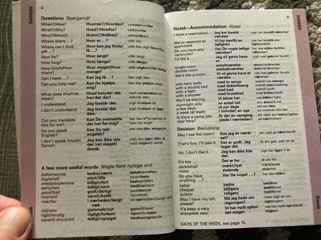 European phrase book & dictionary (berlitz 2001),