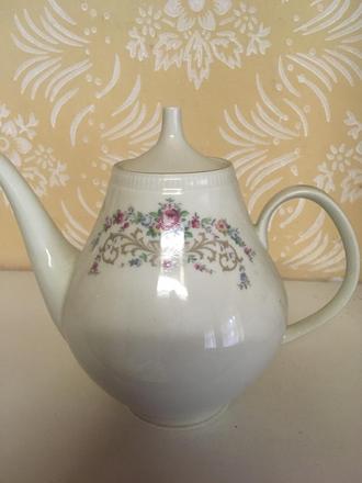 Porcelanovy cajnik a mliecnik značený, 