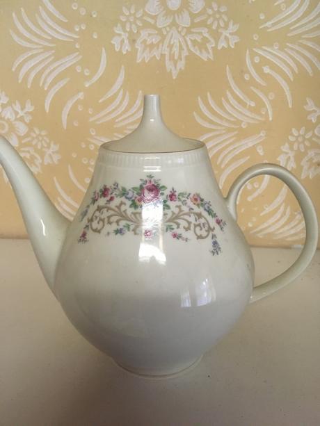 Porcelanovy cajnik a mliecnik značený, 