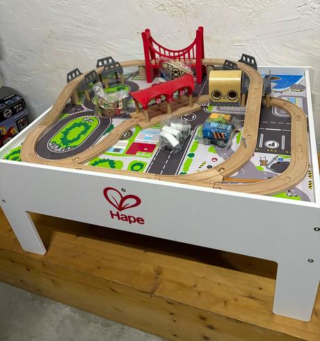 Hape stolik s vlacikovou drahou a doplnkami,