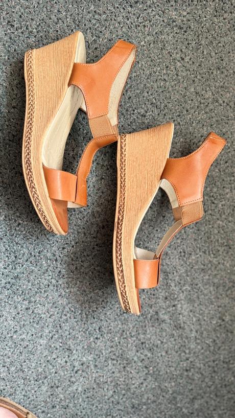 Nenosené sandále, 39