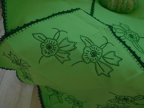 Zelené konáriky na plátne-ručne vyšitý set obrusov, 