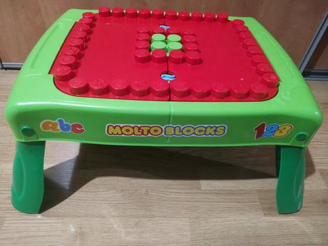 Stôl so stavebnicovými kockami,