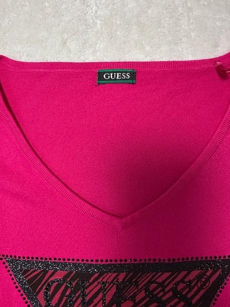 Cyklámenový svetrík s véčkom zn. guess originál, guess,m