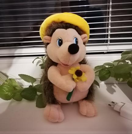 Plyšový ježko s klobúkom,