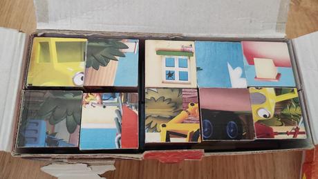 Drevené kocky a karty bob stavitel,