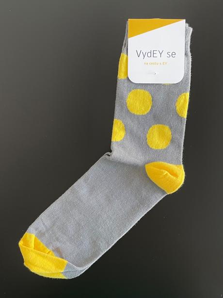 Ey ernst&young bodkované sivé žlté bodky, 40