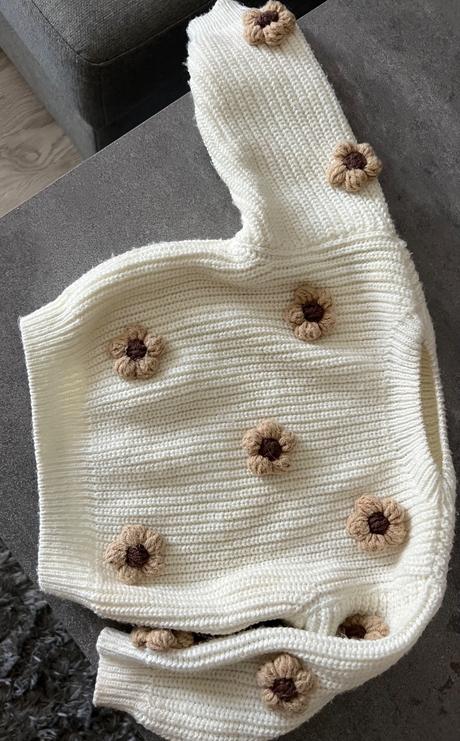 Sveter s 3d klietkami, 68