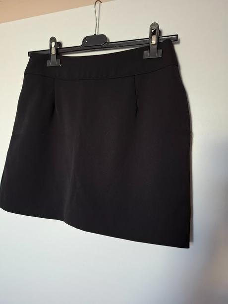 Elegantná sukňa s vreckami, s