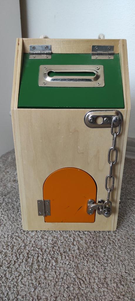 Drevený domček so zámkami,