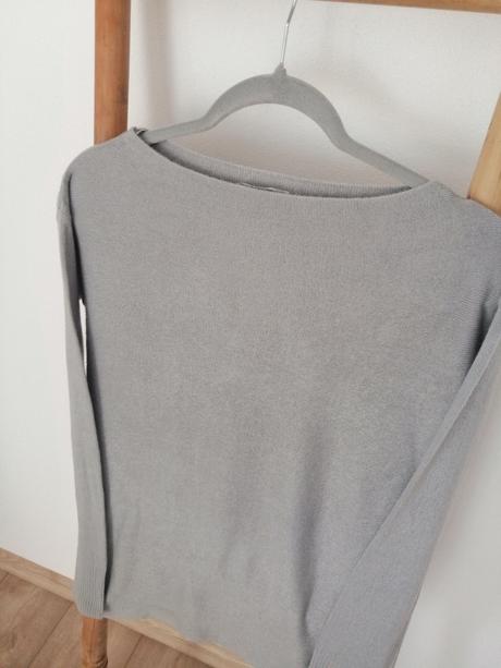 Jednoduchý dámsky svetrík, s