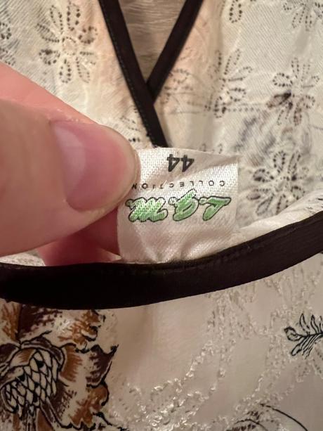 Krasne letne saty okolo krku, 44