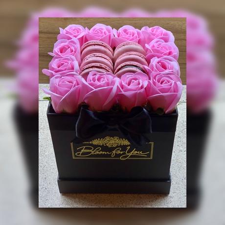 Box mydlových ruží s makrónkami,