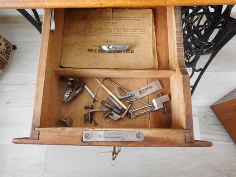 Starožitný šijací stroj značky royal-plne funkčný, 