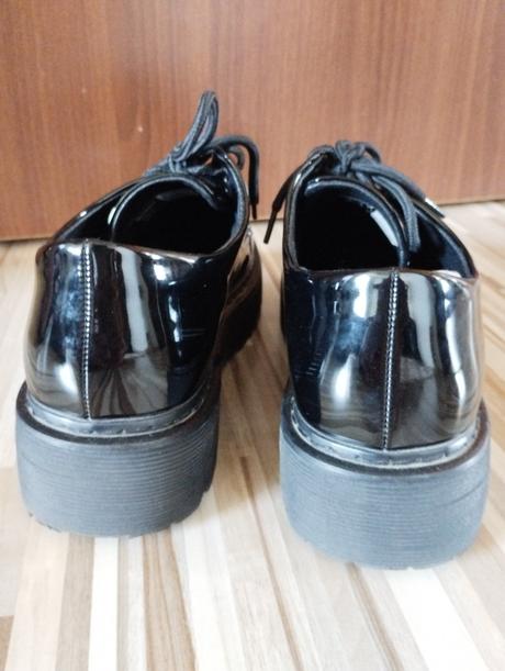 Lesklé topánky, 40