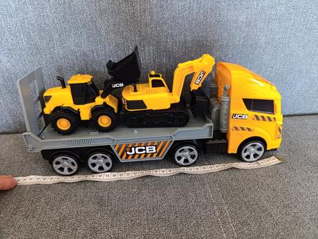 Jcb ťahač s pracovnými strojmi, 