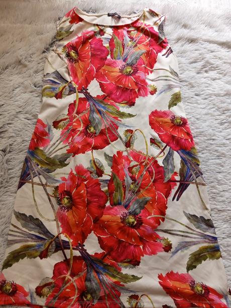 Šaty s červenými kvetmi, l