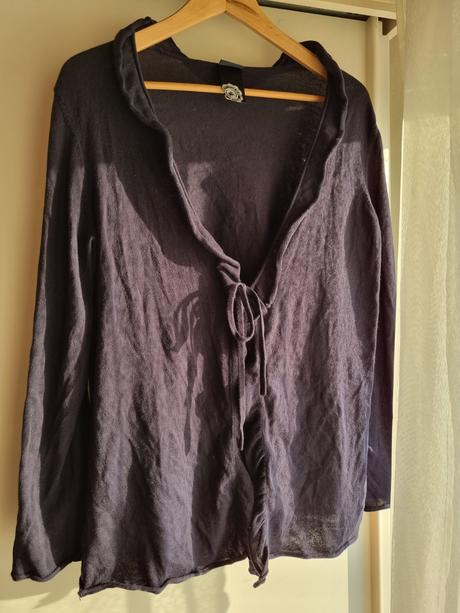 Tmavomodry kardigam, 42