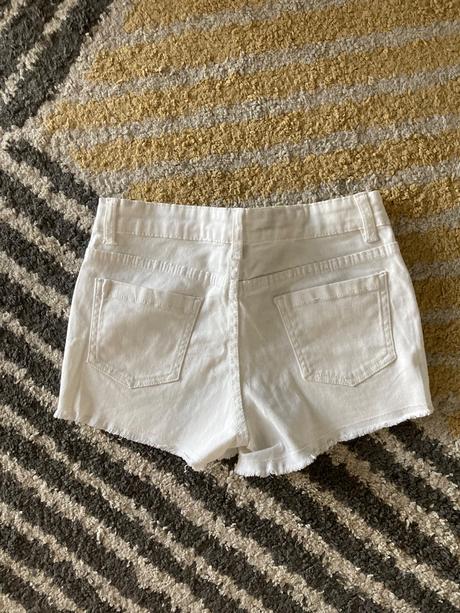 Biele kraťase yfk, 146