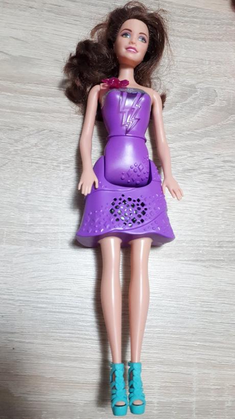Krásna svietiaca barbie, vydávajúca zvuky bozku a,