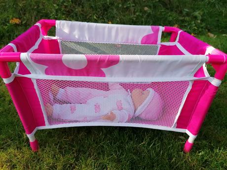 Postieľka s bábikou, 