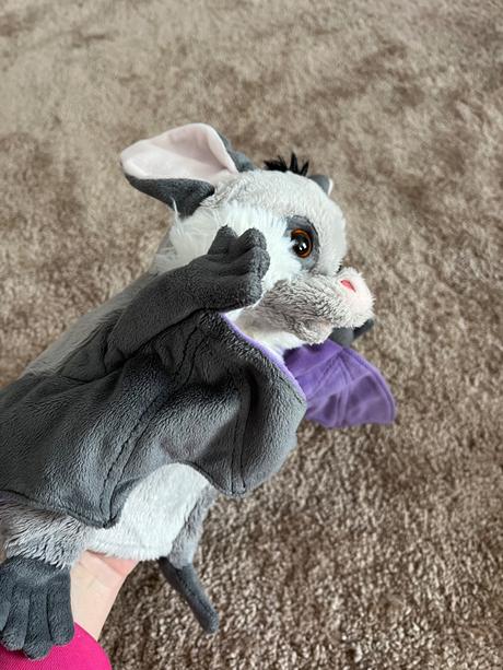 Maňuška na ruku trudi,