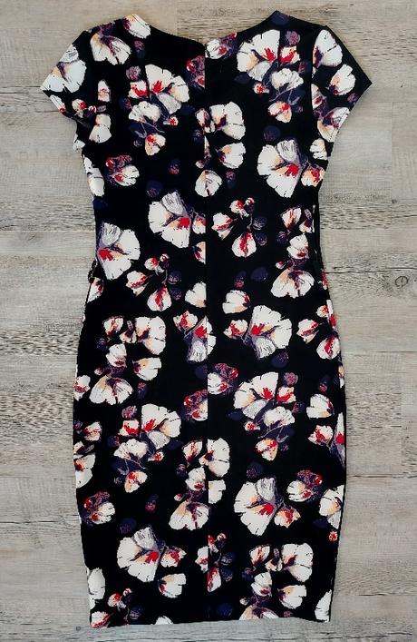 Čierne kvetinové šaty, 38