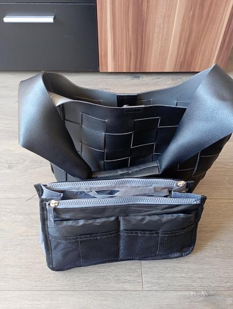 Čierna kabelka, kik