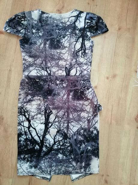 Šaty s prírodnou potlačou, 40