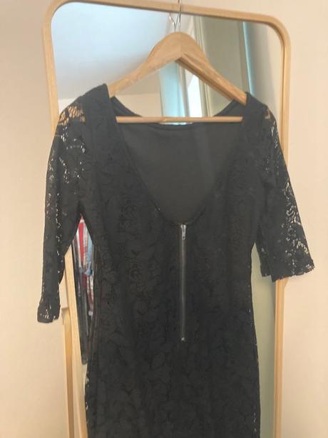 Male čierne šaty, m