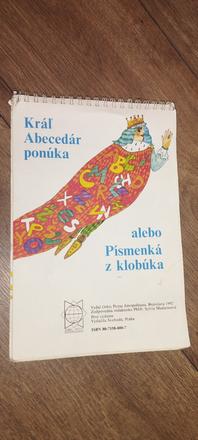 Kráľ abecedár ponúka alebo písmenká z klobúka, 