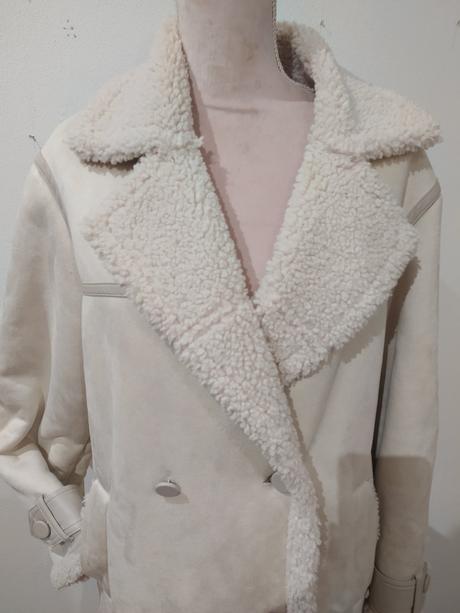 Krémový kožuštek, bershka,s