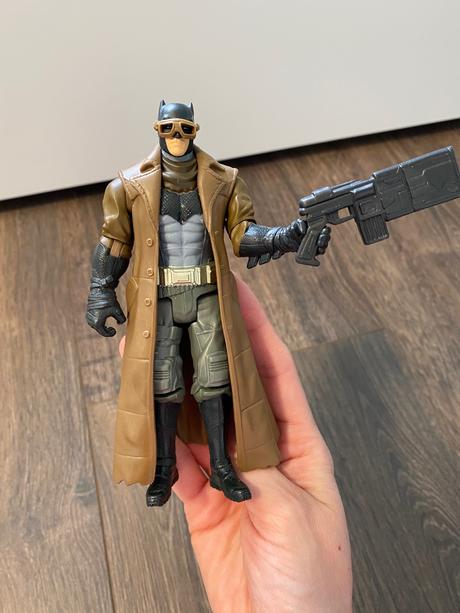 Batman v kabáte + okuliare + zbraň, 
