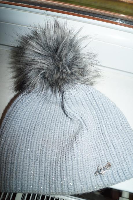 Sivostrieborné čiapky-cena spolu,