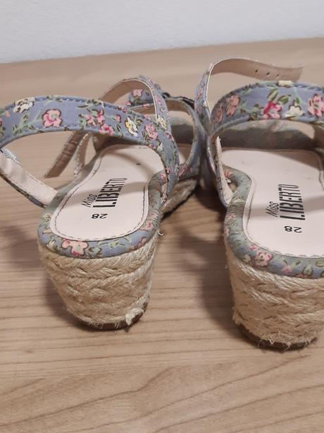 Predam sandalky, 28