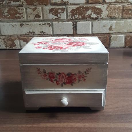 Drevená šperkovnica so zrkadielkom, 