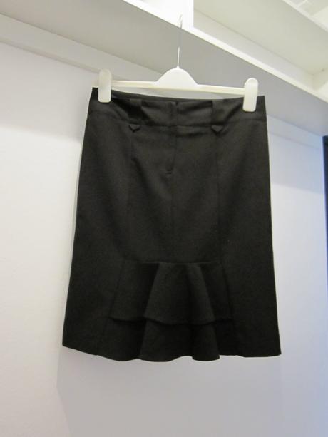 Cierna sukna s volanom na zadnej strane, new look,38