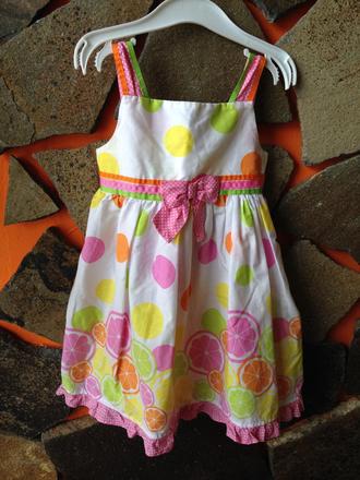 Krásne žiarivé guločkové šaty, 98