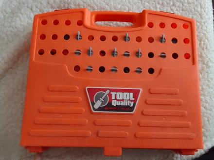 Kufrík s náradím,