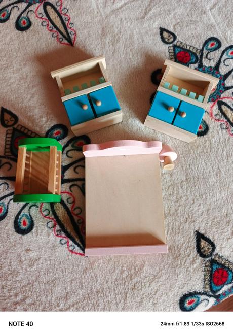 Drevený nábytok pre bábiky, 