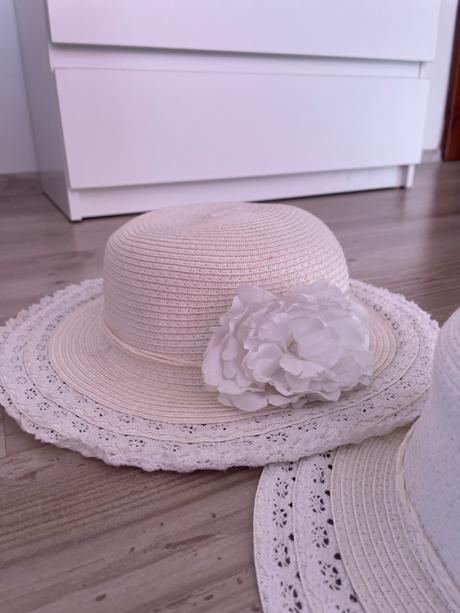 Dievčenský klobúk, 158