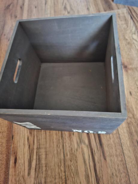 Dreveny šedý box,