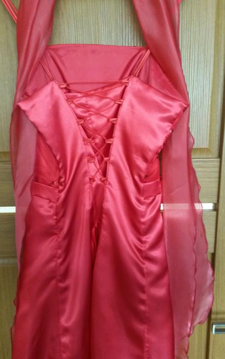 Červené šaty, 38