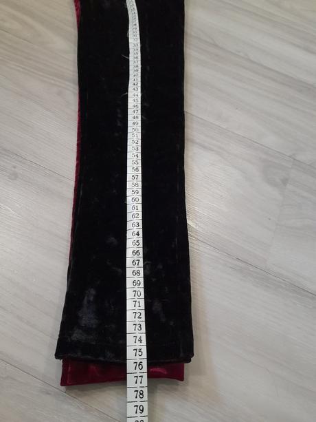 Zamatové legíny, 140