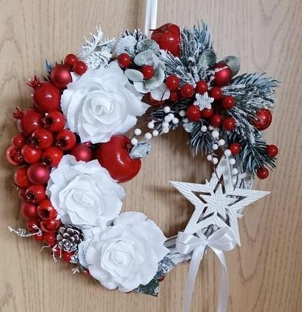 Krásny vianočný veniec na dvere,