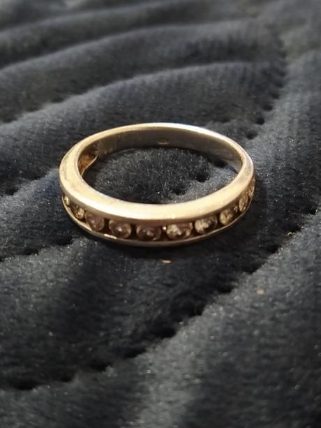 Strieborný prsteň so zirkónmi,