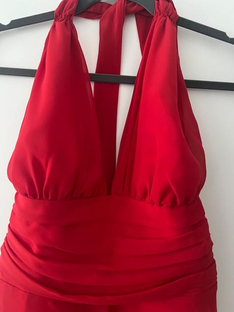 Červené šaty s holým chrbtom, 36